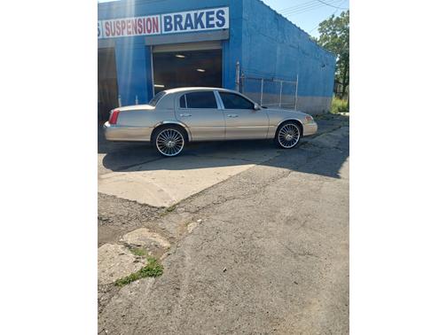 2000 Lincoln Town Car Signature