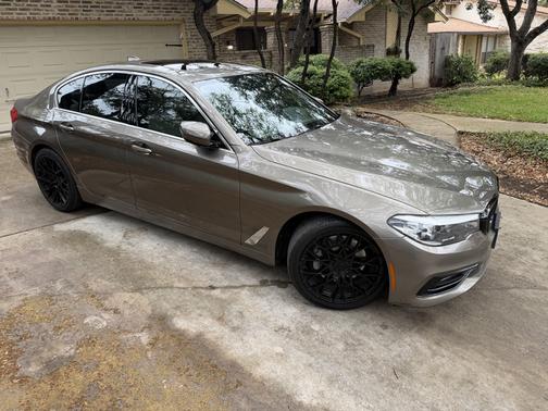 Gold 2018 BMW 540 i