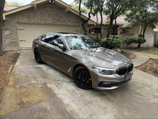 Gold 2018 BMW 540 i