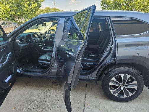 Gray 2022 Toyota Highlander XLE
