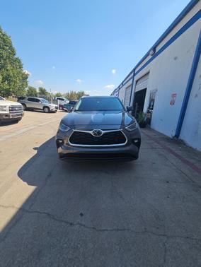 Gray 2022 Toyota Highlander XLE
