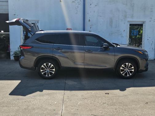 Gray 2022 Toyota Highlander XLE
