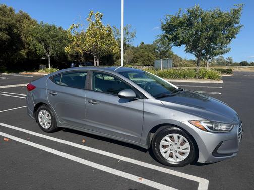 Gray 2017 Hyundai ELANTRA SE