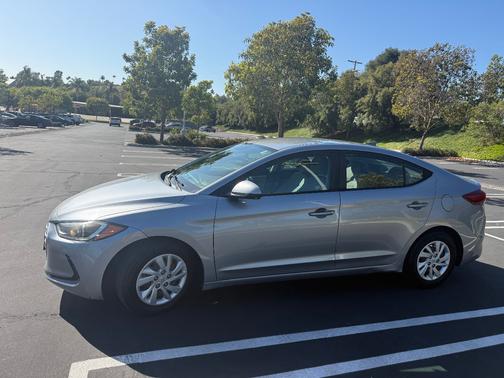 Gray 2017 Hyundai ELANTRA SE