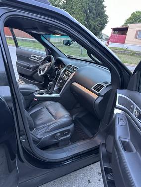 Black 2014 Ford Explorer XLT