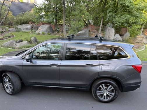 Gray 2017 Honda Pilot EX