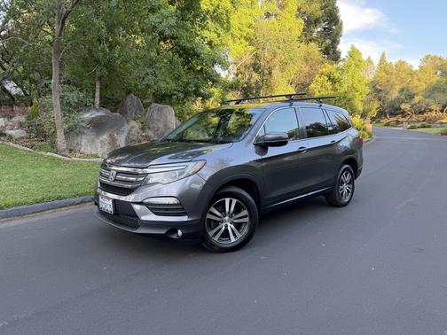 Gray 2017 Honda Pilot EX
