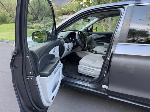 Gray 2017 Honda Pilot EX