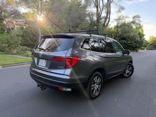Gray 2017 Honda Pilot EX