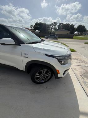 White 2021 Kia Seltos LX