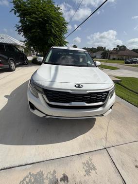 White 2021 Kia Seltos LX