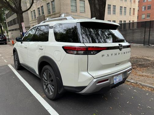 White 2022 Nissan Pathfinder SL