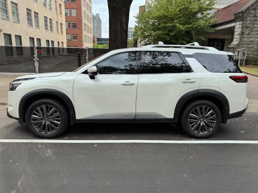 White 2022 Nissan Pathfinder SL