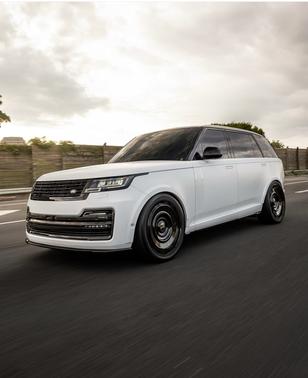 White 2025 Land Rover Range Rover P530 SE LWB 7 Seat