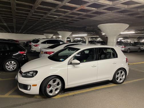 Photo 4 of 14 of 2010 Volkswagen GTI 4-Door