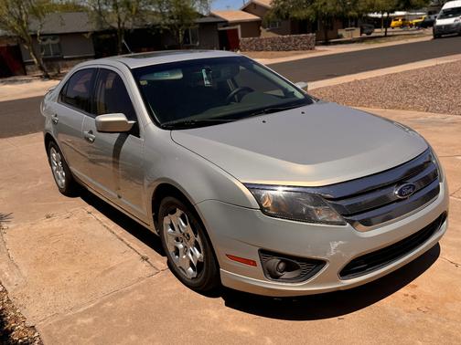Gray 2010 Ford Fusion SE