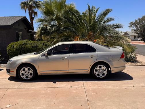 Gray 2010 Ford Fusion SE