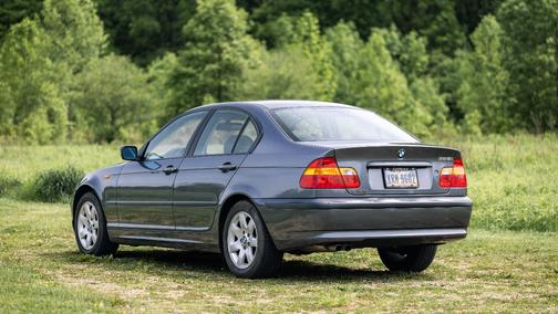 Gray 2002 BMW 325 i