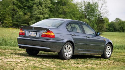 Gray 2002 BMW 325 i