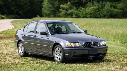 Gray 2002 BMW 325 i