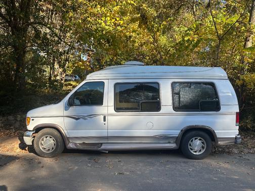 2002 Ford E150 Base