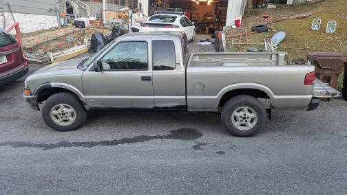 2000 Chevrolet S-10 LS Extended Cab