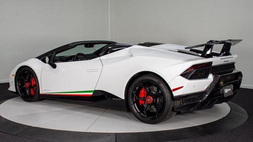 Photo 3 of 4 of 2018 Lamborghini Huracan Performante