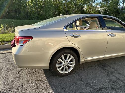 Beige 2010 Lexus ES 350 Base