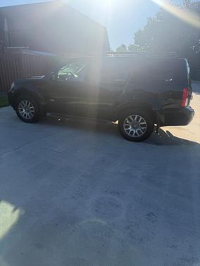 Black 2008 Nissan Pathfinder SE