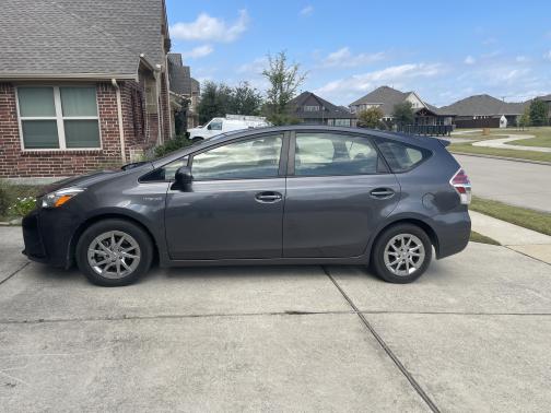 2017 Toyota Prius v Five