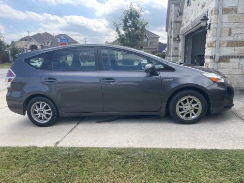 2017 Toyota Prius v Five