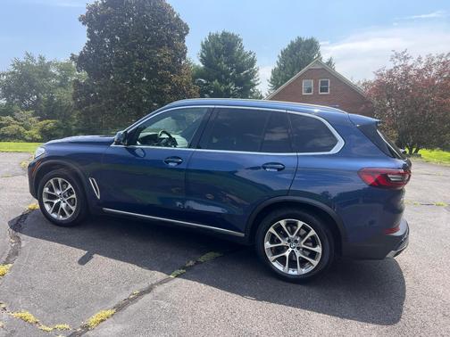 Blue 2022 BMW X5 xDrive40i