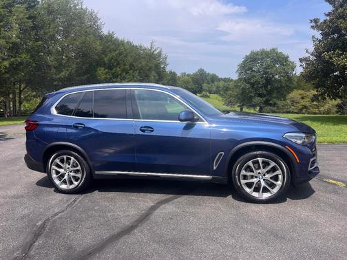 Blue 2022 BMW X5 xDrive40i