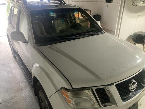 White 2008 Nissan Pathfinder SE