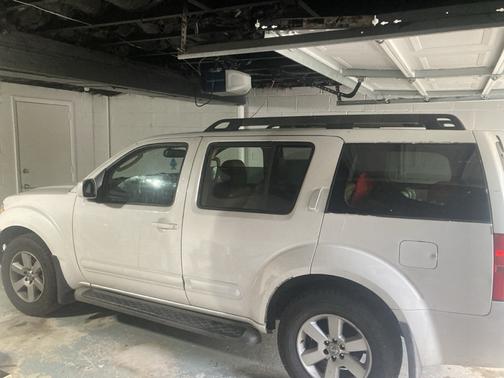 White 2008 Nissan Pathfinder SE