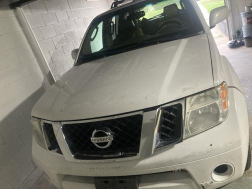 White 2008 Nissan Pathfinder SE