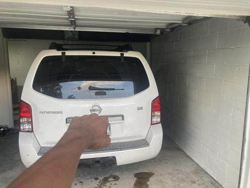 White 2008 Nissan Pathfinder SE