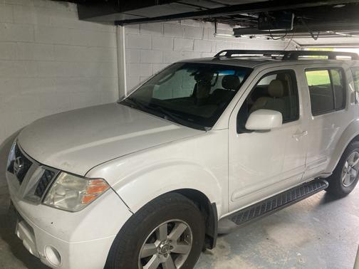 White 2008 Nissan Pathfinder SE