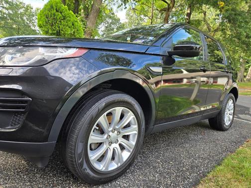 Black 2017 Land Rover Discovery Sport SE