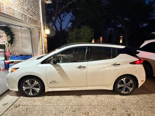 White 2018 Nissan Leaf SL
