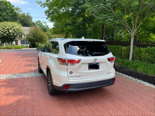 White 2016 Toyota Highlander XLE