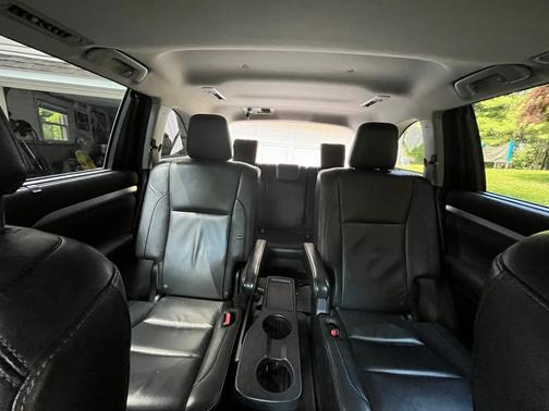 White 2016 Toyota Highlander XLE