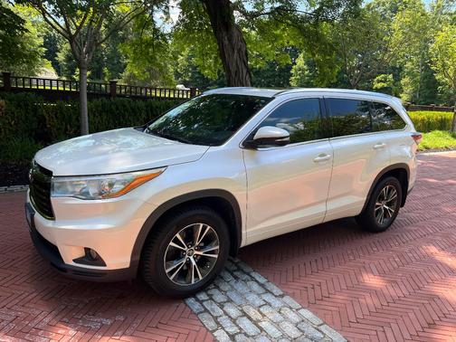 White 2016 Toyota Highlander XLE