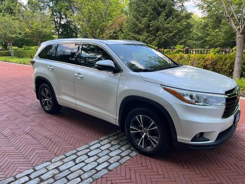 White 2016 Toyota Highlander XLE