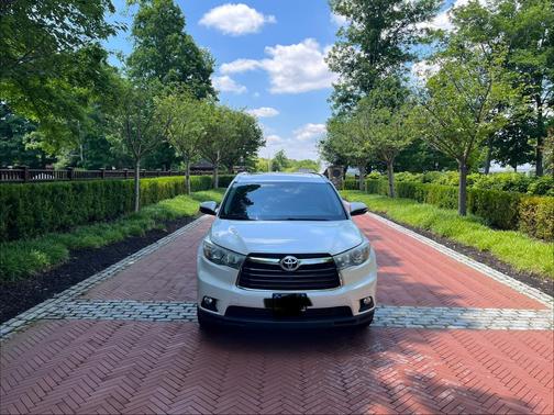 White 2016 Toyota Highlander XLE