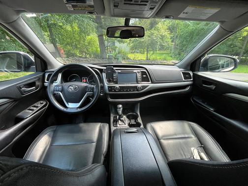 White 2016 Toyota Highlander XLE