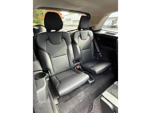 2022 Volvo XC90 T5 Momentum