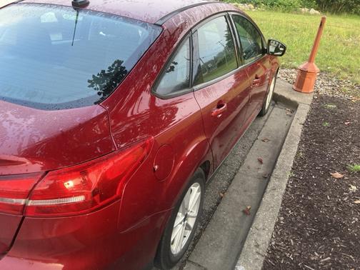 Red 2016 Ford Focus SE