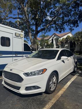 White 2015 Ford Fusion SE