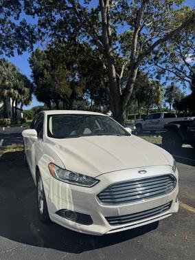 White 2015 Ford Fusion SE